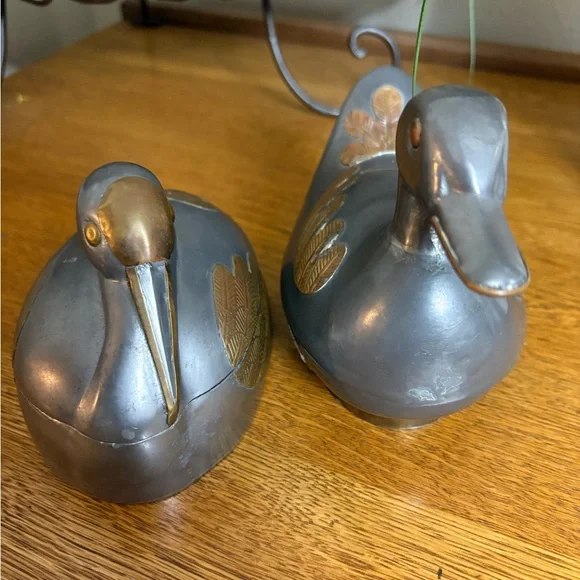 vintage pewter and brass duck-shaped and swan pair of trinket boxes. - Picture 11 of 11
